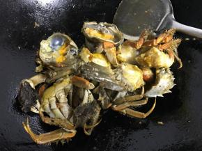 炸至金黄色后捞出。