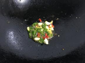 将青、红椒等配料放入余下的油中翻炒一下盛出。