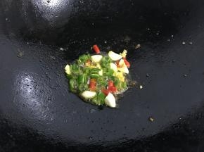 将青、红椒等配料放入余下的油中翻炒一下盛出。