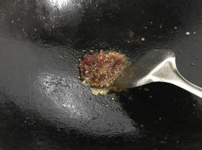 把郫县豆瓣酱放入余油中炒出香味。