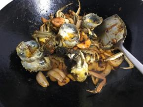 再放炸好的大闸蟹翻炒。