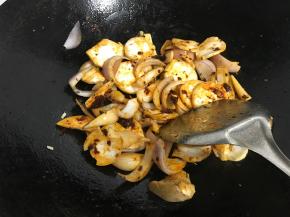 放入杏鲍茹和洋葱翻炒。