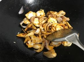 放入杏鲍茹和洋葱翻炒。