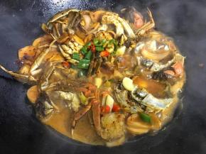 放入青、红椒焖煮入味。