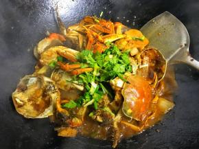 出锅前撒入香葱和香菜即可。