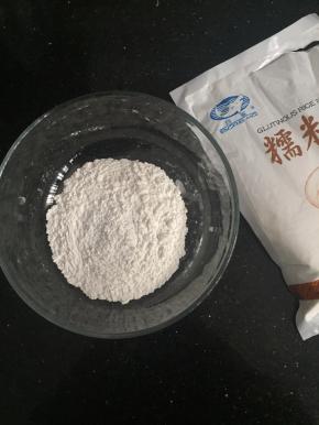 将糯米粉分成2份，其中一份加入少许红曲粉。