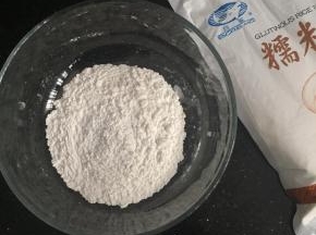 将糯米粉分成2份，其中一份加入少许红曲粉。