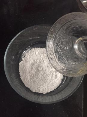 分别加入适量的开水。