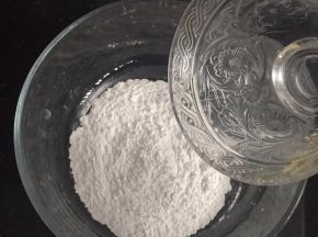 分别加入适量的开水。