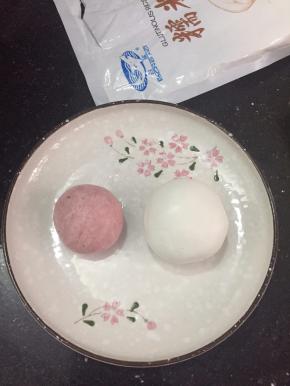 慢慢加入揉成团。