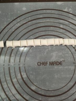 用刮刀切成花生米大小。