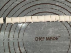 用刮刀切成花生米大小。