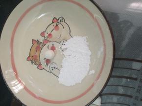 用手搓圆。
放入盘中，盘里可放入适量糯米粉防粘。