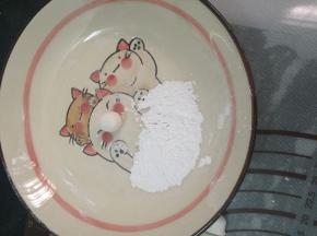 用手搓圆。
放入盘中，盘里可放入适量糯米粉防粘。