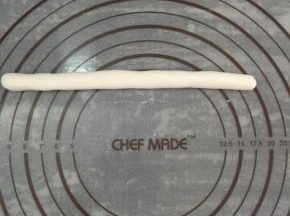 取一面团，搓成长条。