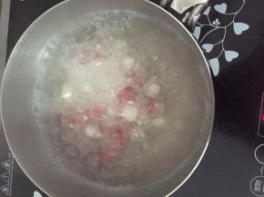 奶锅中加入适量水，煮开，放入小汤圆，加入适量白砂糖，煮至汤圆浮起。