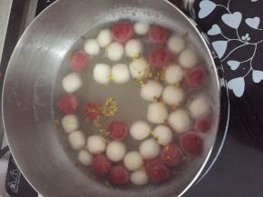 加入适量干桂花，稍微再煮开便可起锅。