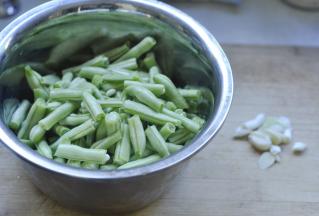 1、豆角抽去筋，洗净控水，掰成小段，切好葱、蒜备用