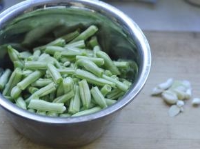 1、豆角抽去筋，洗净控水，掰成小段，切好葱、蒜备用