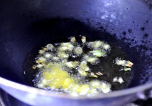 2、炒锅上火后，倒入油油温7成热时，放入葱、蒜爆香