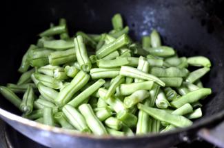 3、将准备好的豆角放入油锅中翻炒，