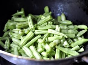 3、将准备好的豆角放入油锅中翻炒，