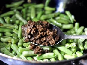 4、炒至豆角变色后加入肉沫，继续翻炒