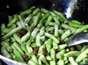 5、加入适量的盐，