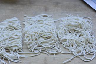 6、将买来的面条切成短节的