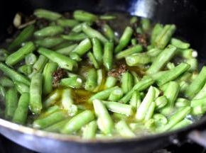 7、豆角炒至6成熟时，锅内倒入开水，淹没豆角