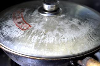 9、大火烧开转小火加盖焖煮10分钟。