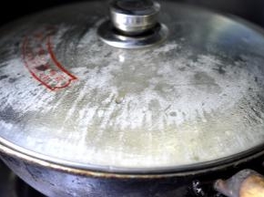9、大火烧开转小火加盖焖煮10分钟。