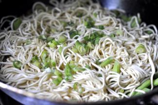 10、面条熟后，放入葱花，搅拌匀备用