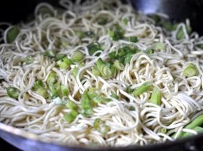 10、面条熟后，放入葱花，搅拌匀备用