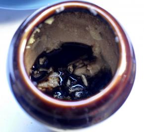 11、将蒜加盐倒成蒜泥，加入醋。搅匀备用