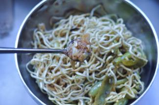 12、将拌匀的焖面放入碗中，加入提前准备好的蒜醋