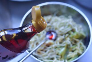 13、倒入小红油，调味