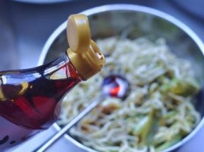13、倒入小红油，调味