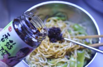 14、继续加入3小勺蘑菇酱，搅拌均匀。