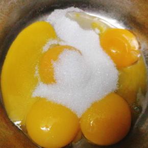 蛋黄、蛋白分离在无油无水的容器中，蛋黄加25克白砂糖用手抽划z字打融化糖，不要打发蛋黄，蛋白这时包上保鲜膜放进冷冻里