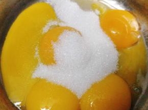 蛋黄、蛋白分离在无油无水的容器中，蛋黄加25克白砂糖用手抽划z字打融化糖，不要打发蛋黄，蛋白这时包上保鲜膜放进冷冻里