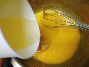 加入色拉油混合均匀