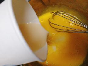 再加入养乐多，混合均匀