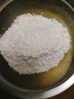 乳化好的蛋黄糊中筛入低筋面粉，翻拌匀