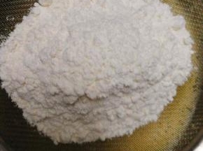 乳化好的蛋黄糊中筛入低筋面粉，翻拌匀