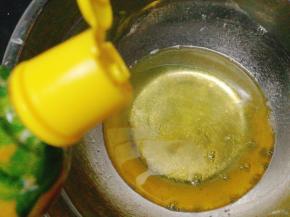 从冰箱里取出蛋白，滴几滴柠檬汁