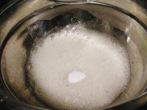 打至鱼眼泡加入3分之1白糖