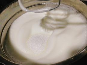 打至细腻加入3分之1白糖