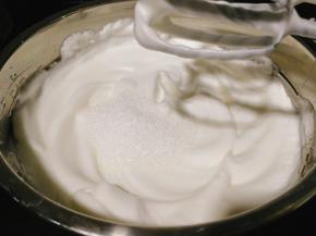 打至纹路清晰接近湿性泡发加入最后3分之1白糖