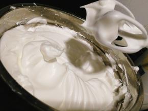 打至直立不倒的小尖角即可，现在把烤箱150度预热5分钟